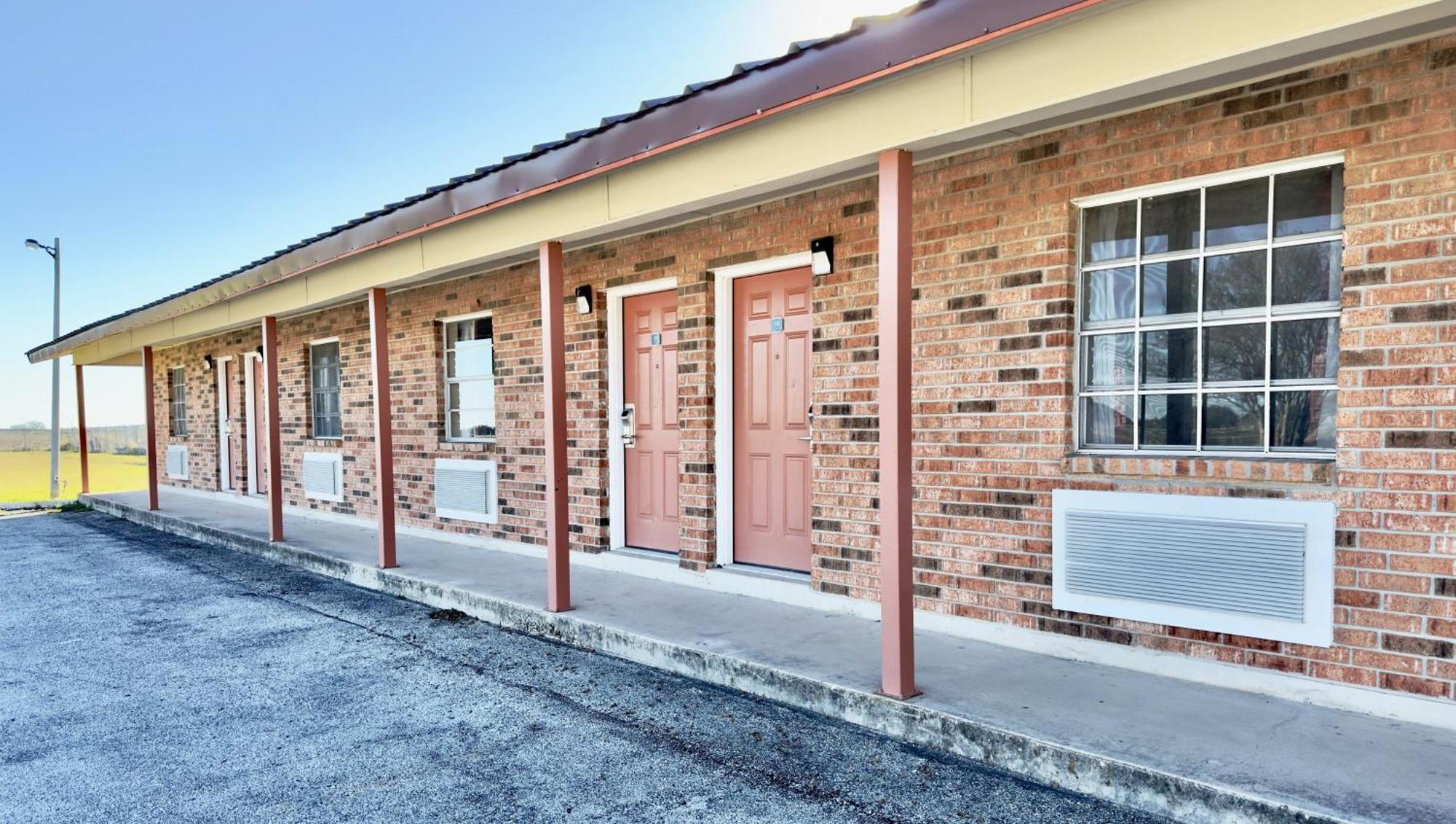 Regency Inn Hondo Exterior photo