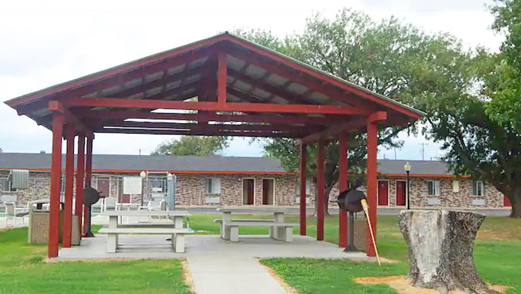 Regency Inn Hondo Exterior photo