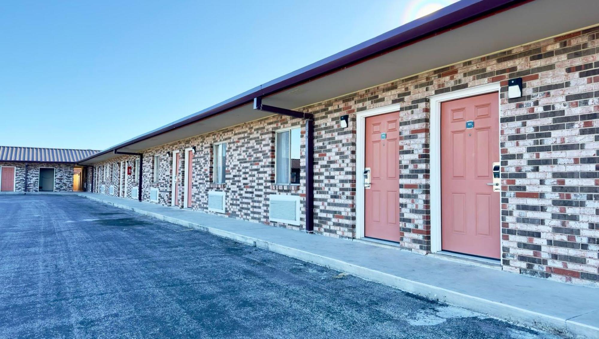 Regency Inn Hondo Exterior photo