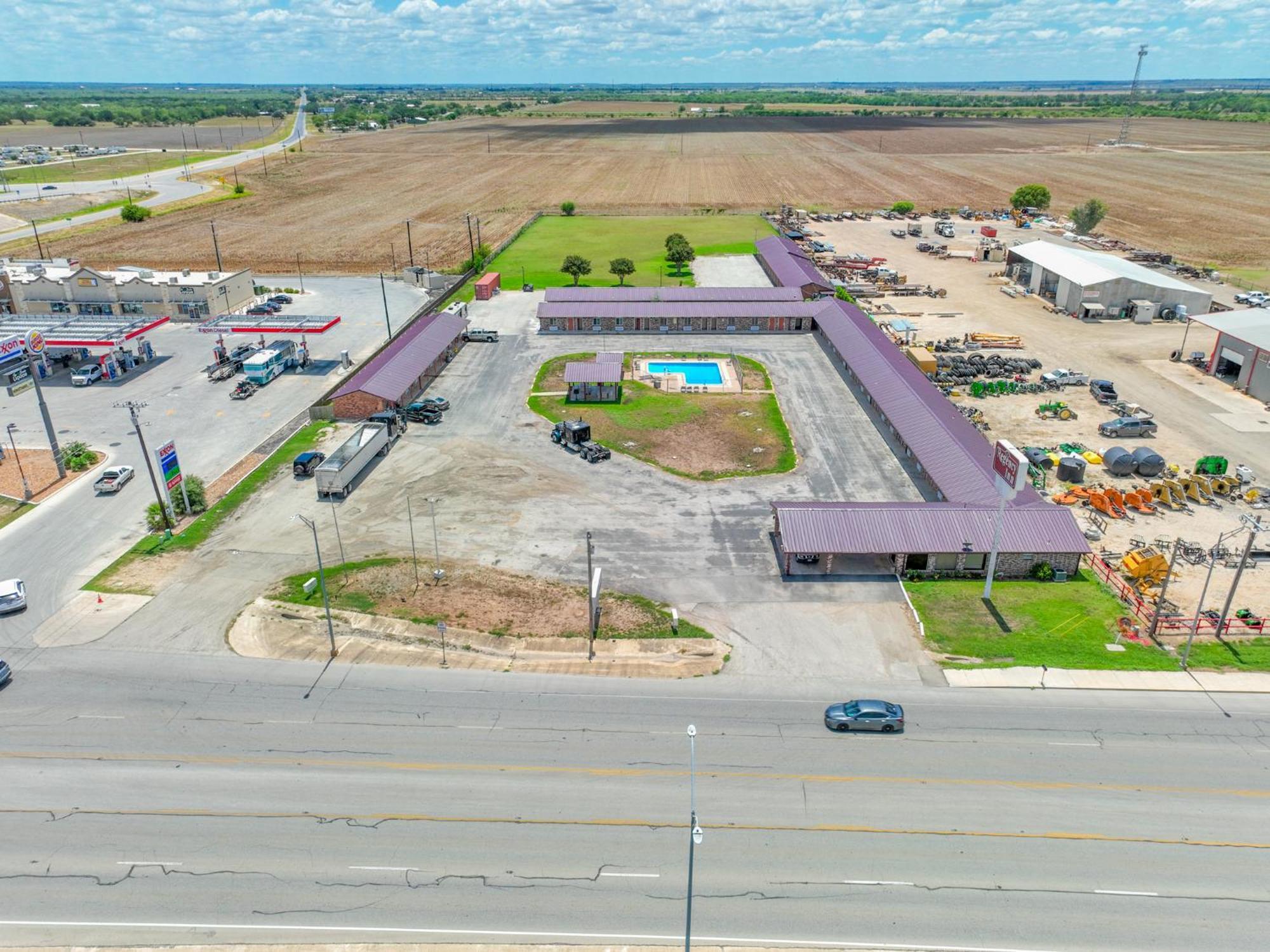 Regency Inn Hondo Exterior photo