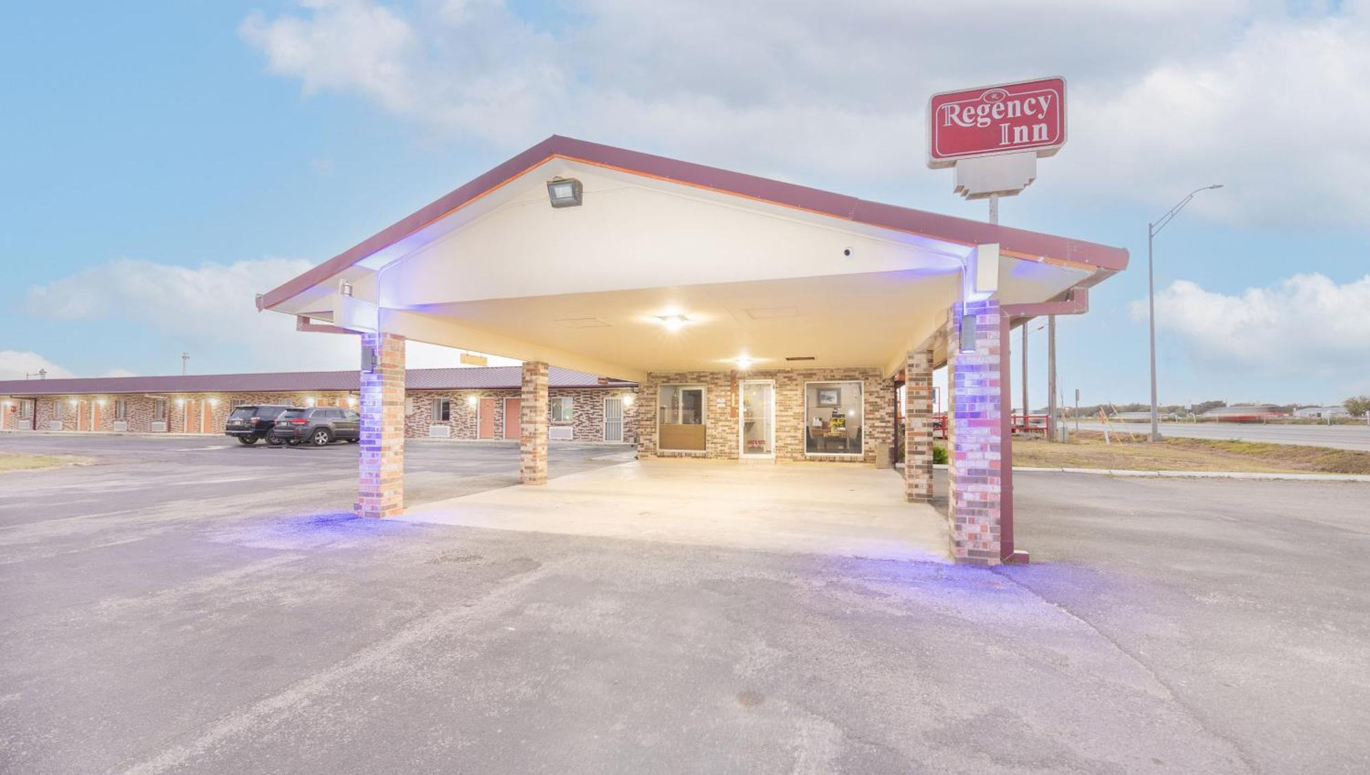 Regency Inn Hondo Exterior photo