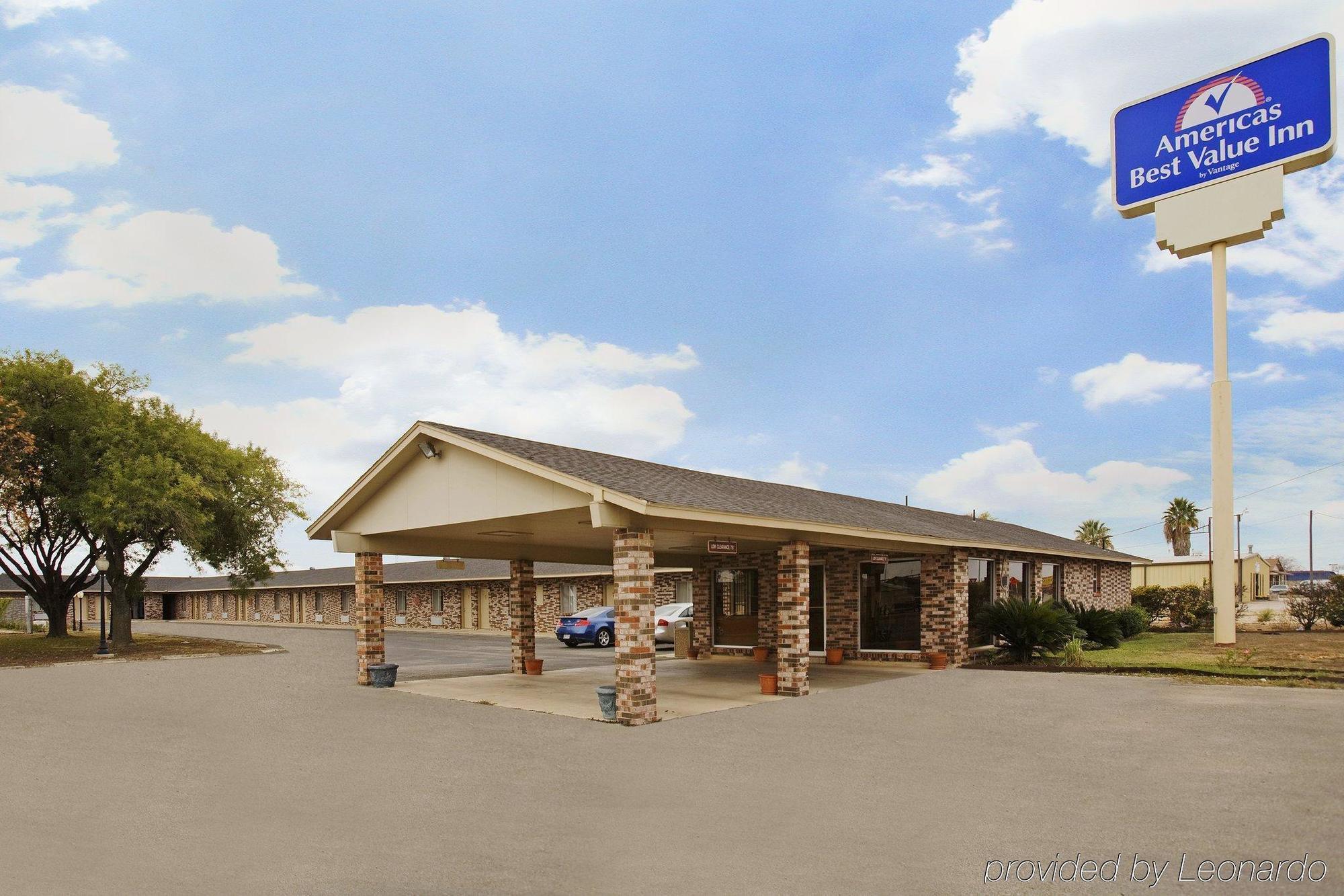 Regency Inn Hondo Exterior photo
