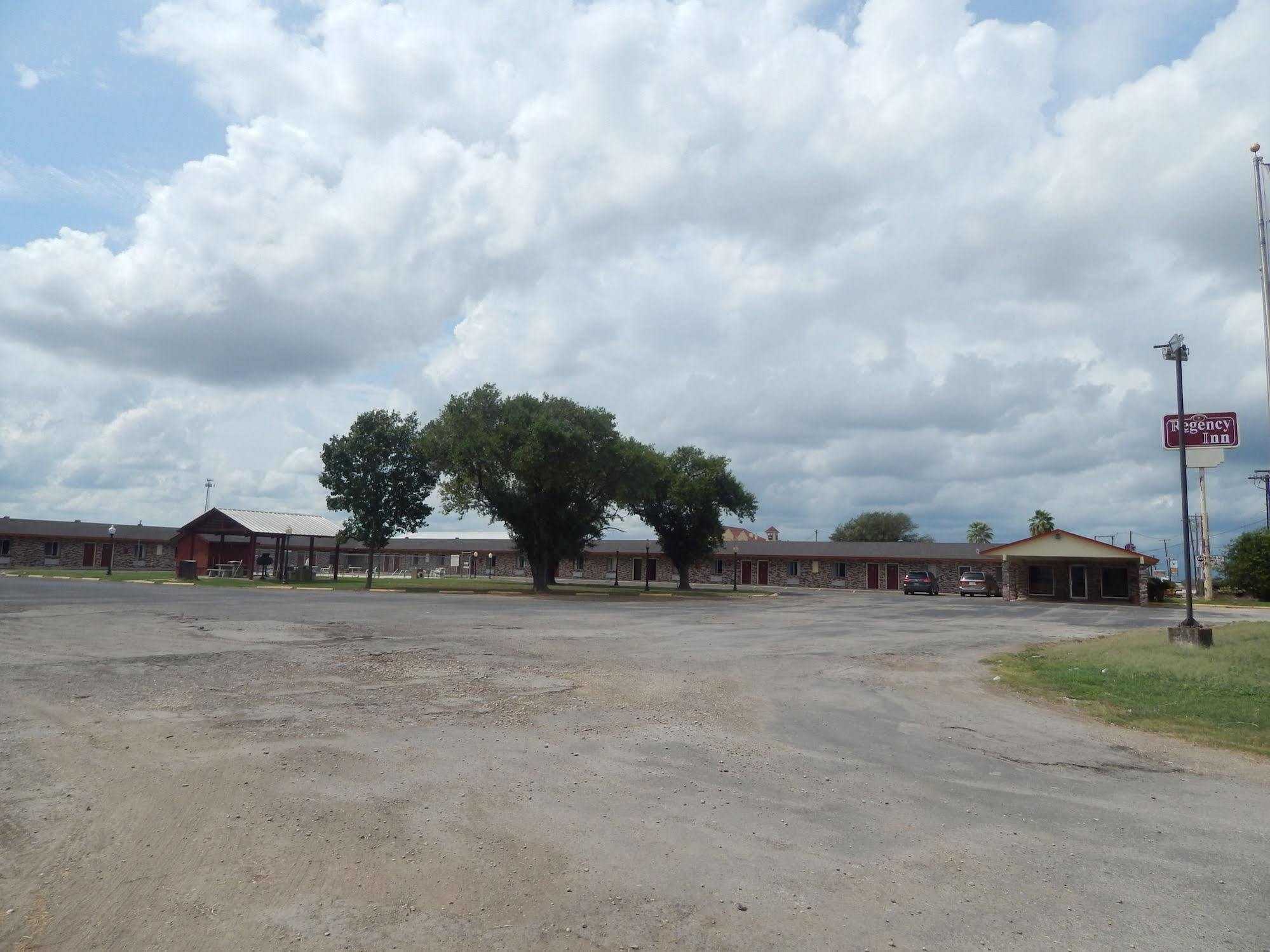 Regency Inn Hondo Exterior photo